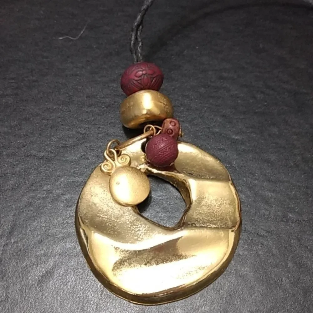 Long gold tone pendant necklace 42